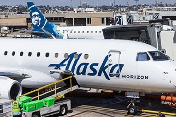 Off-duty Alaska Airlines pilot tried to shut off engines on flight