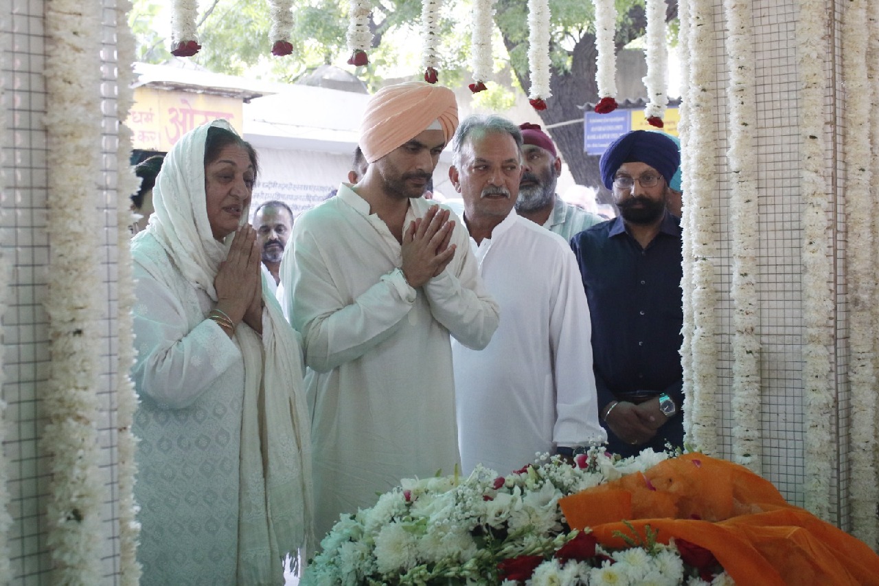 Bishan Singh Bedi's last rites performed at Lodhi Crematorium ground