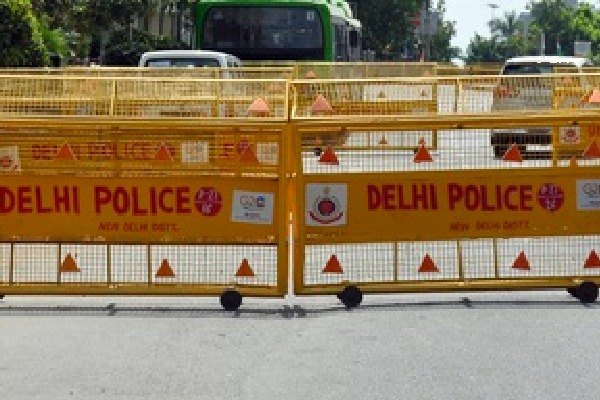 Speeding SUV rams into police picket, Delhi cop injured