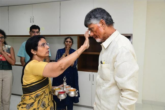 Emotional scenes as TDP chief Chandrababu Naidu returns home after interim bail