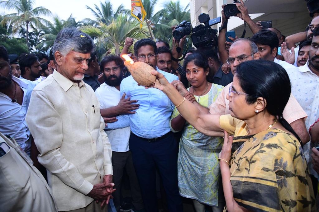 Chandrababu Naidu reaches Hyderabad to grand welcome by supporters