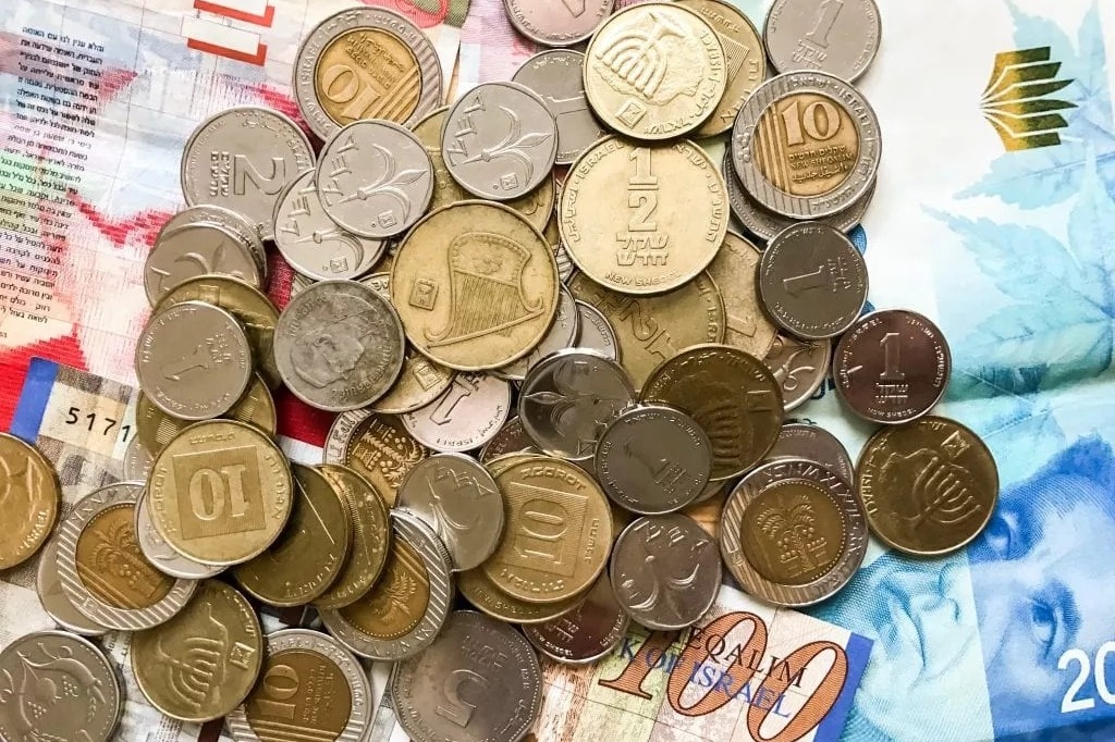 Israeli shekel bounces back to record high against USD amid war