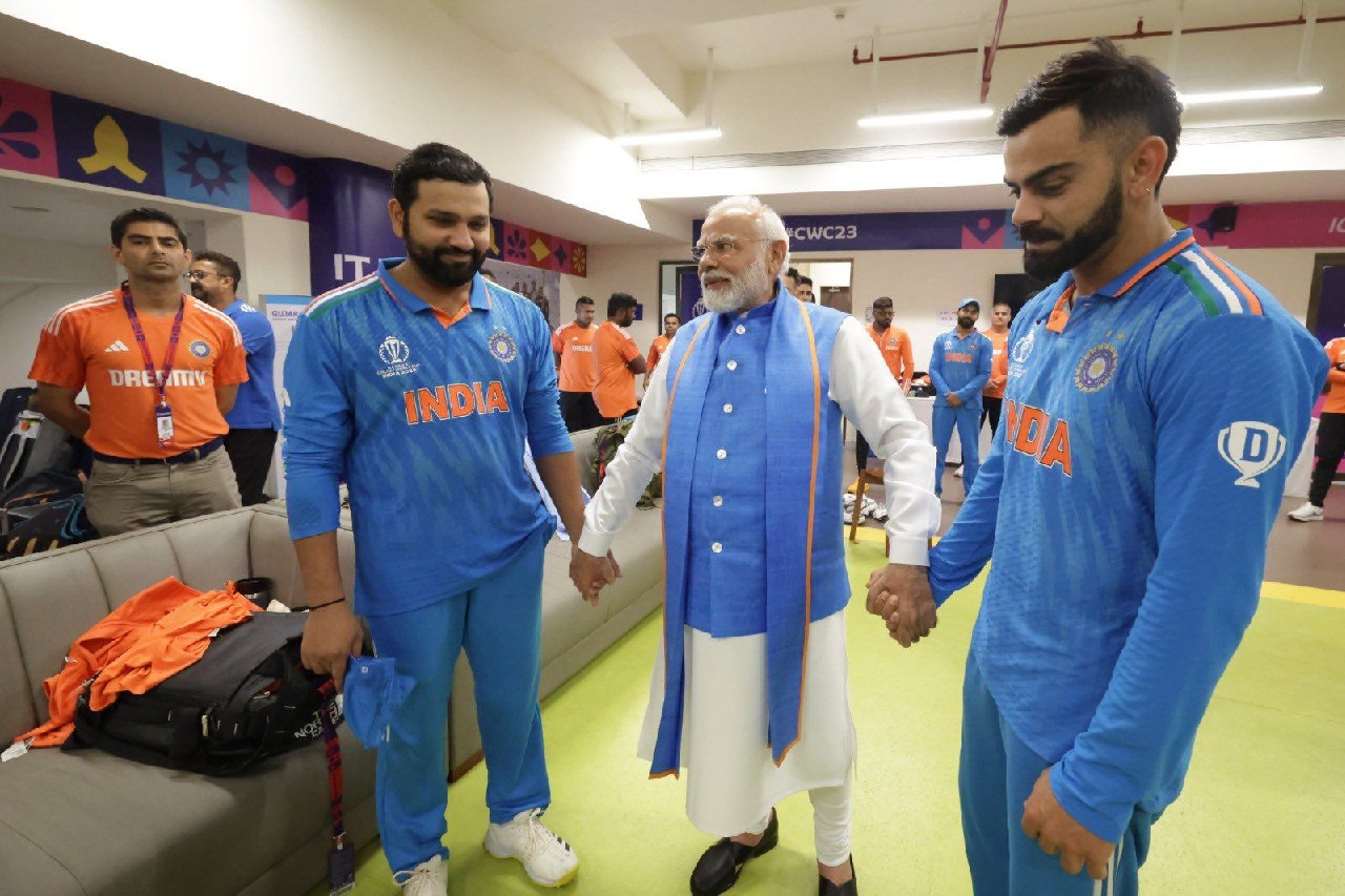 Congress, Trinamool, Shiv Sena (UBT) criticise PM Modi entering
 dressing room of Indian cricket team after their loss in CWC final