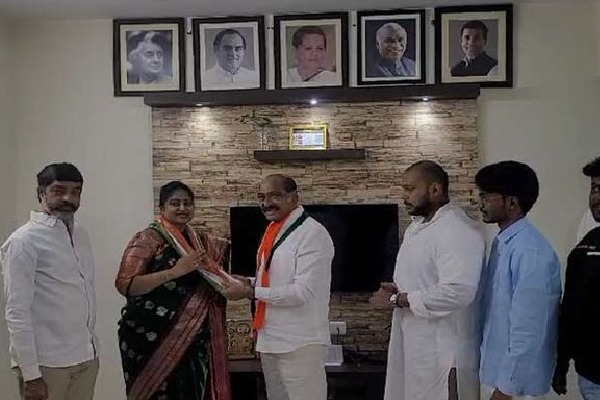 Former TDP leader and actor Divyavani joins Congress