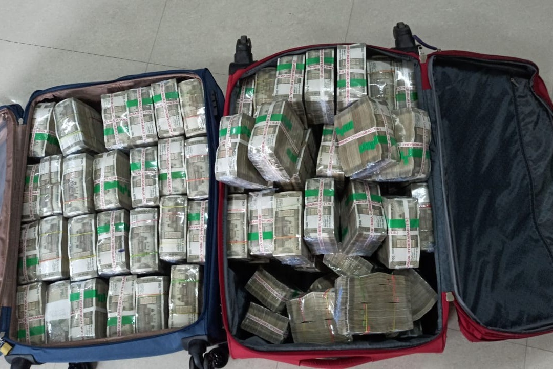 Rs 7cr unaccounted cash seized in Hyderabad