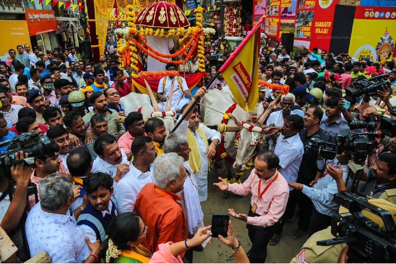 Shivakumar flags off traditional 11 day B'luru fest