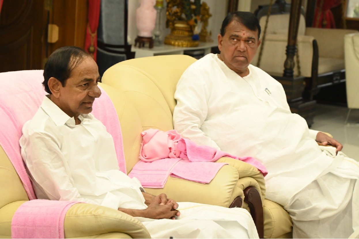 KCR meets BRS leaders at farmhouse