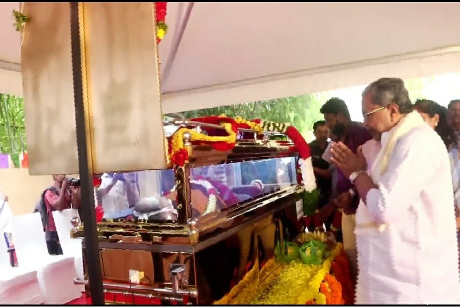 K’taka CM Siddaramaiah pays final tribute to Kannada actress Leelavati