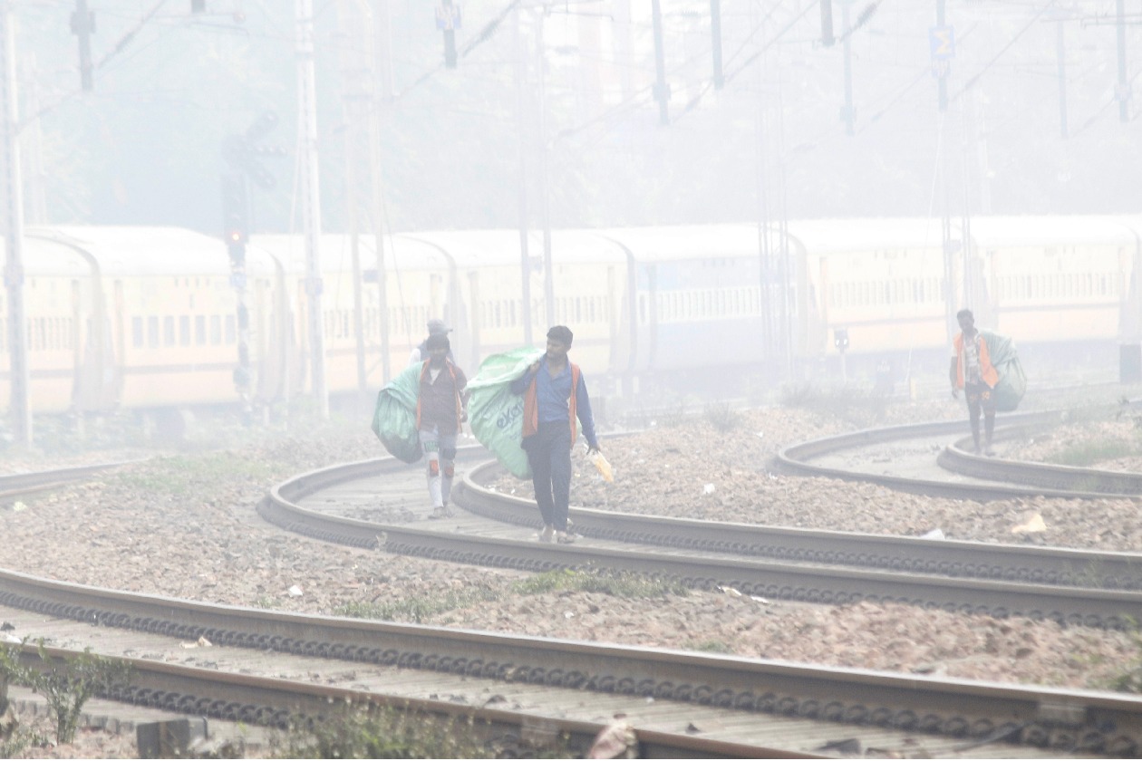 Delhi records min temp of 6.5 deg C, air quality remains 'very poor'