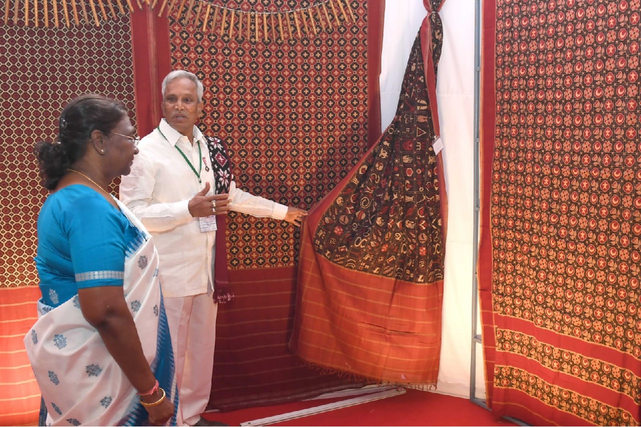 President visits Pochampally, interacts with weavers