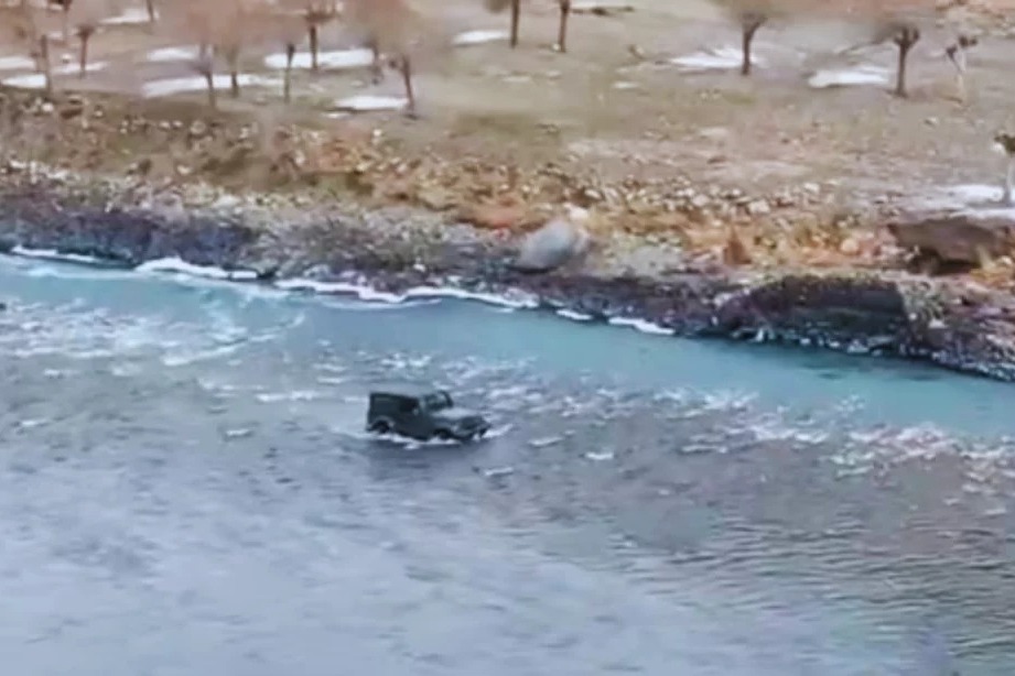 Motorist who drove SUV through river in Himachal to evade jam fined