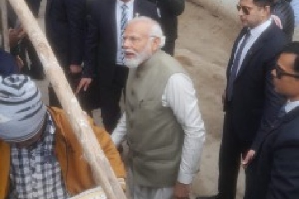 Modi visits ‘labharthi’ in Ayodhya