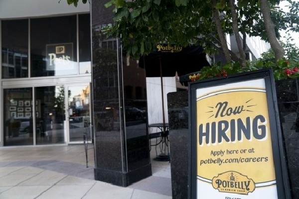 US private sector added 164,000 jobs in Dec 2023 amid slow growth