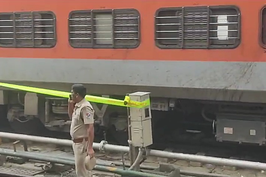 Five injured as Charminar Express derails at Hyderabad station