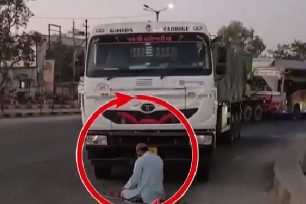 Gujarat Police arrests truck driver for offering Nimaz on road