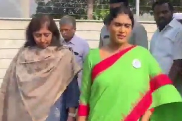 Sharmila meets Vivekananda Reddy’s daughter Sunitha