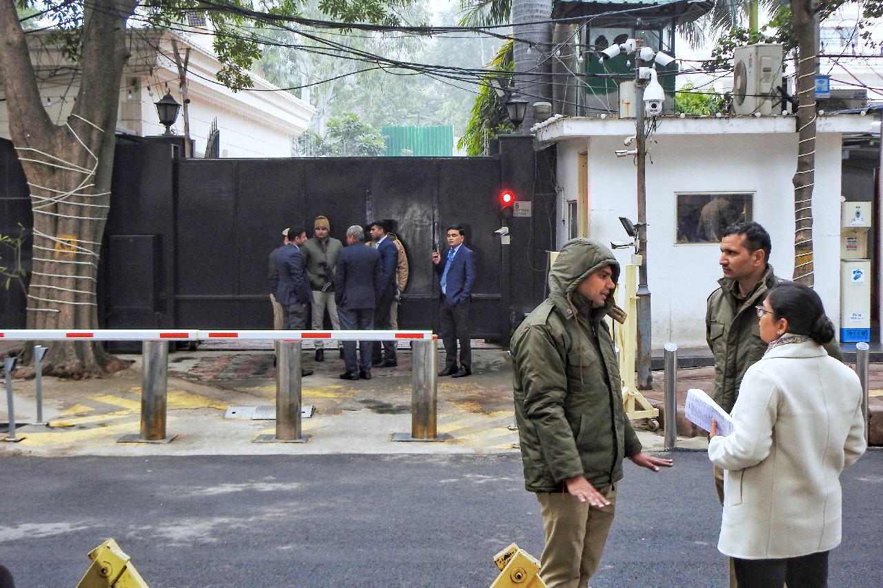 Delhi Police team again at Kejriwal's residence to serve notice