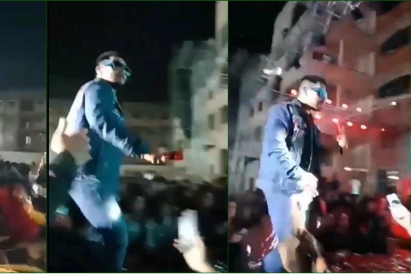 Aditya Narayan snatches phone from fan, throws it away amid concert