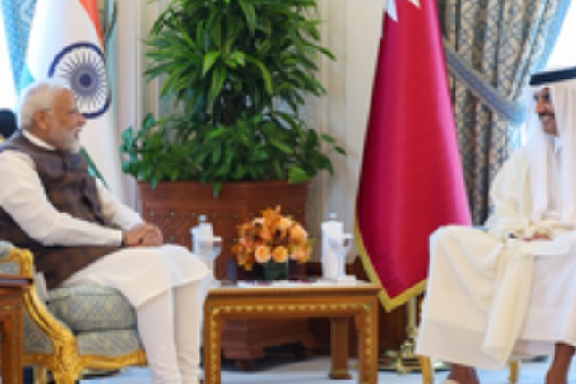 PM Modi discusses range of issues with Emir of Qatar in Doha