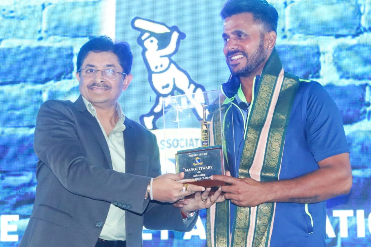 CAB felicitates Manoj Tiwari with golden bat as he bids cricket goodbye