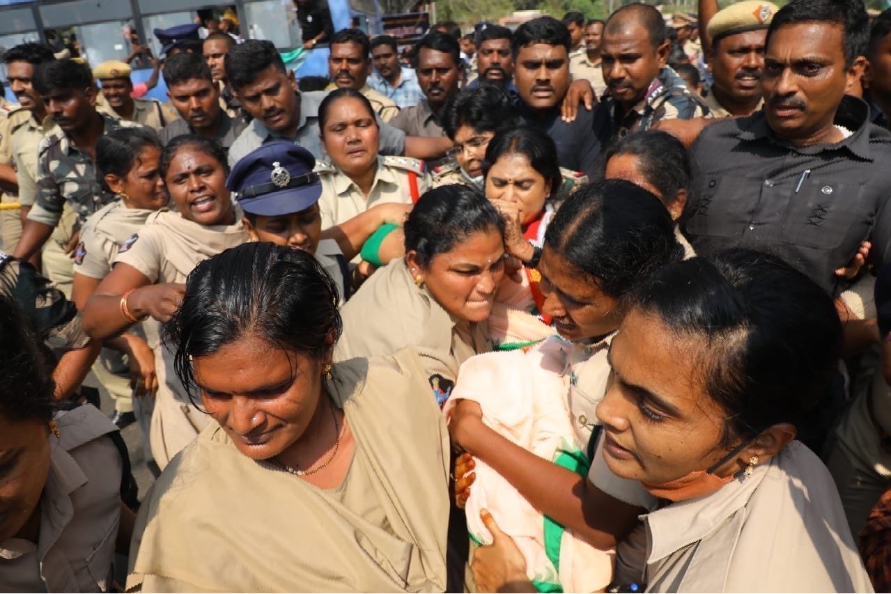 AP Police crackdown on 'Chalo Secretariat' protest, YS Sharmila detained