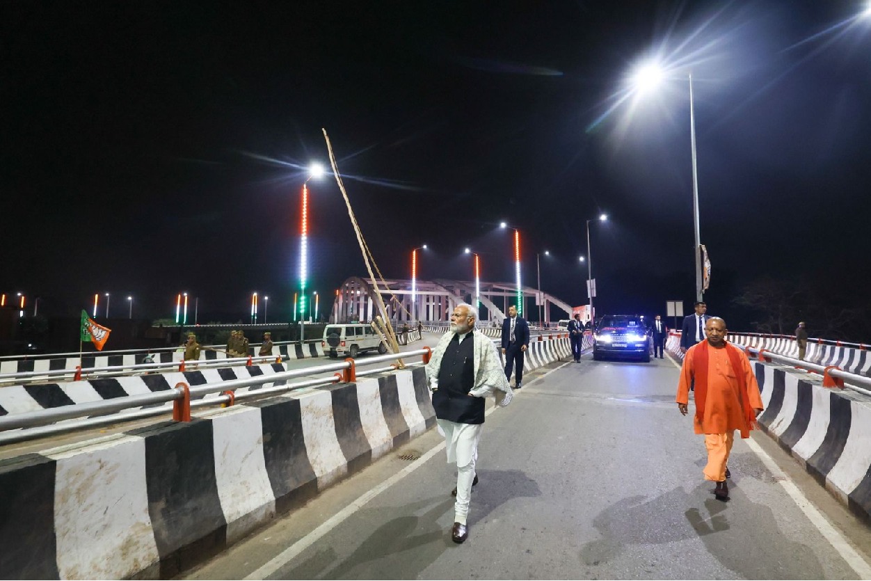 PM Modi makes night inspection of newly-built Varanasi road