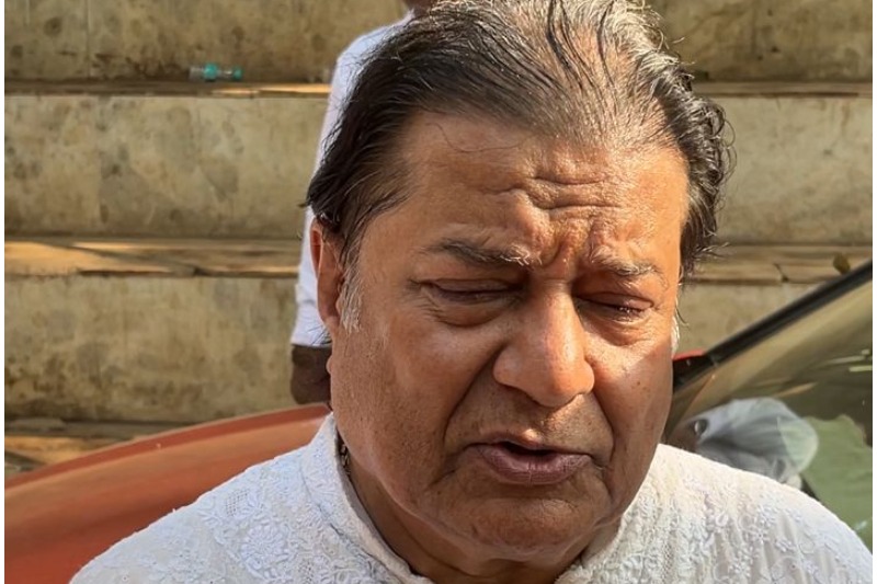 Anup Jalota breaks down at Pankaj Udha’s funeral