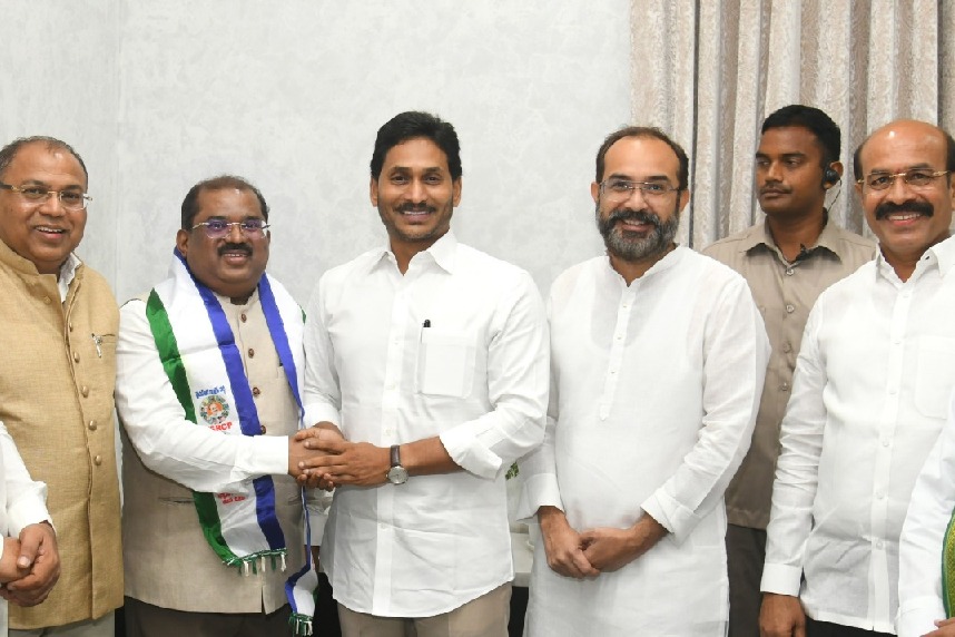 IAS officer Imtiaz joins YSRCP after taking voluntary retirement