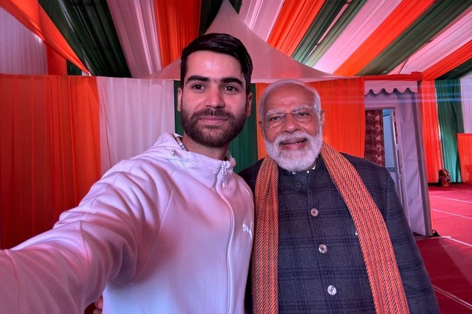 In Srinagar, beneficiary Nazim takes selfie with PM Modi