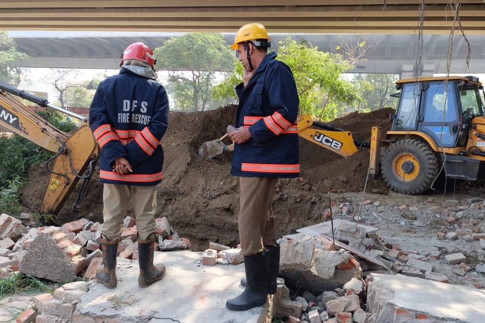 Confusion over who fell in Delhi borewell, NDRF digs parallel