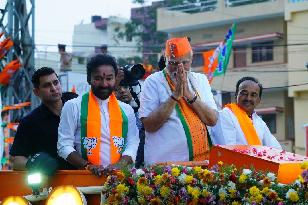 PM Modi's roadshow in Hyderabad draws huge crowd