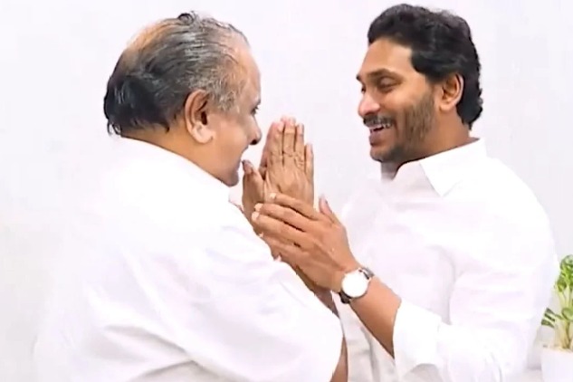 Kapu leader Mudragada Padmanabham joins YSRCP