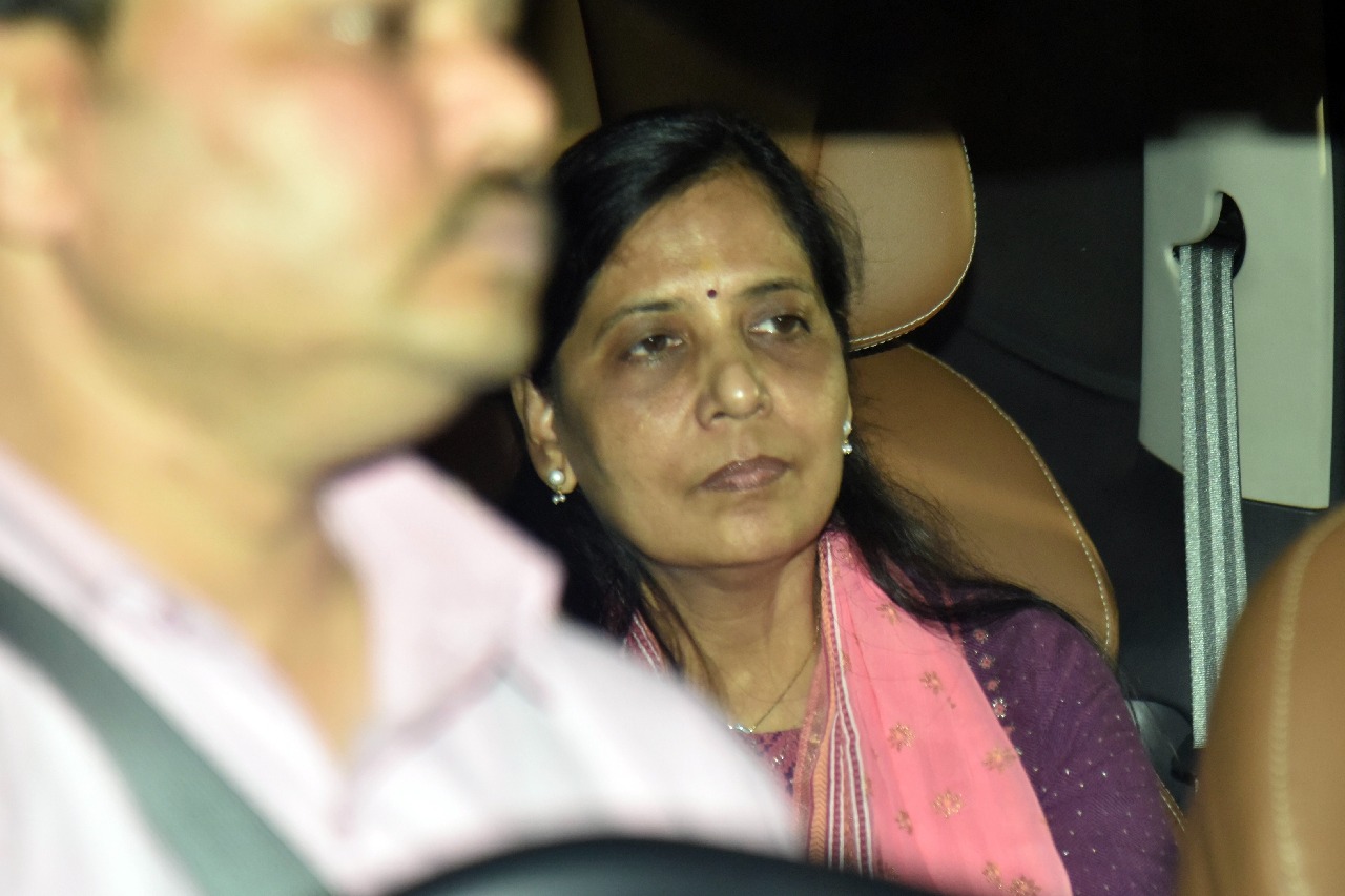 Wife Sunita meets Arvind Kejriwal at ED office for 3rd time