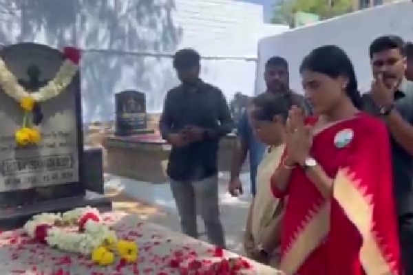 On campaign trail YS Sharmila Reddy, Sunitha pay tributes to Vivekananda Reddy