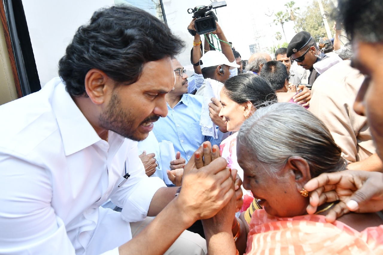 CM Jagan Mohan Reddy resumes bus yatra amid tight security after April 13 attack