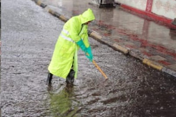 Heavy rains lash Hyderabad, bring respite from heat