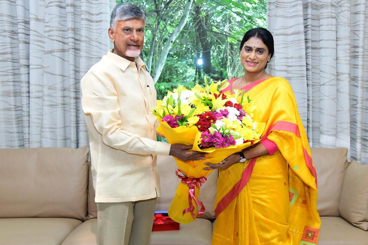 Jagan lacks manners, says sister Sharmila over saree remark