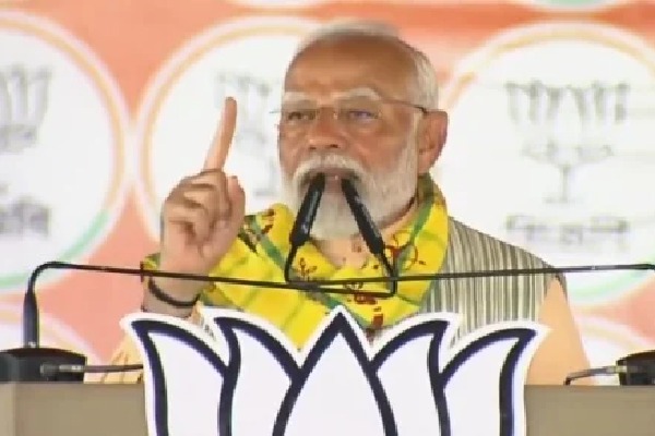 PM Modi accuses Bengal CM of succumbing to Islamic fanatics & maligning saints