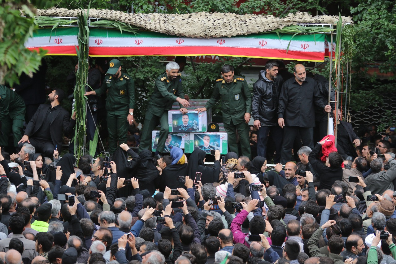 Huge crowd attends funeral procession for Iranian President, FM