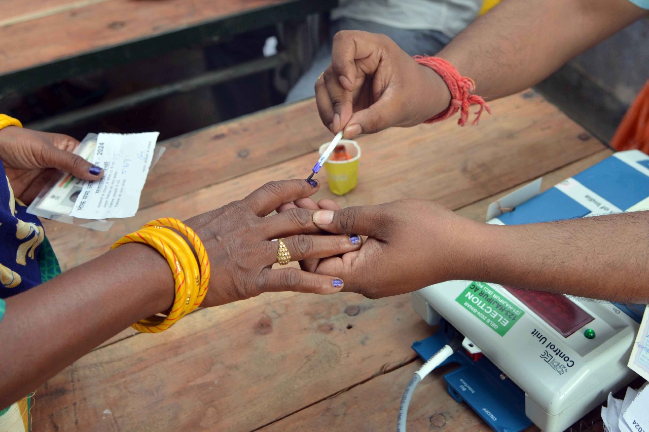 Polling officer suspended for taking selfies with voters in UP's Hamirpur