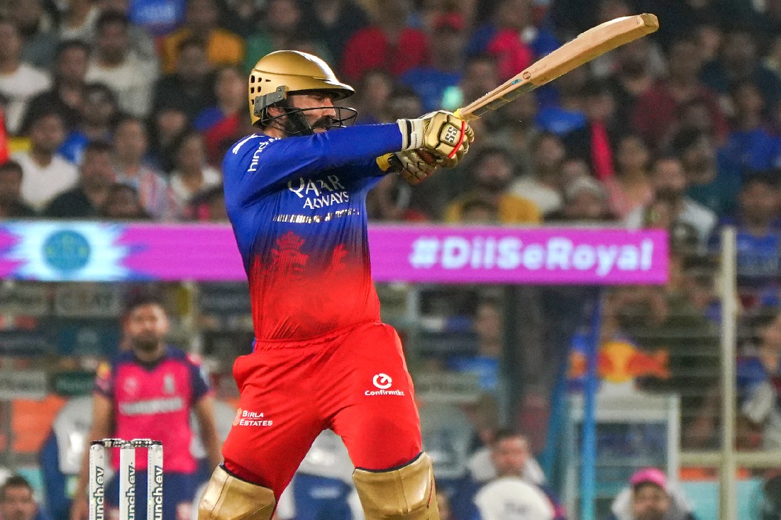 DK gets emotional guard of honour after RCB's loss in eliminator, hints at IPL retirement