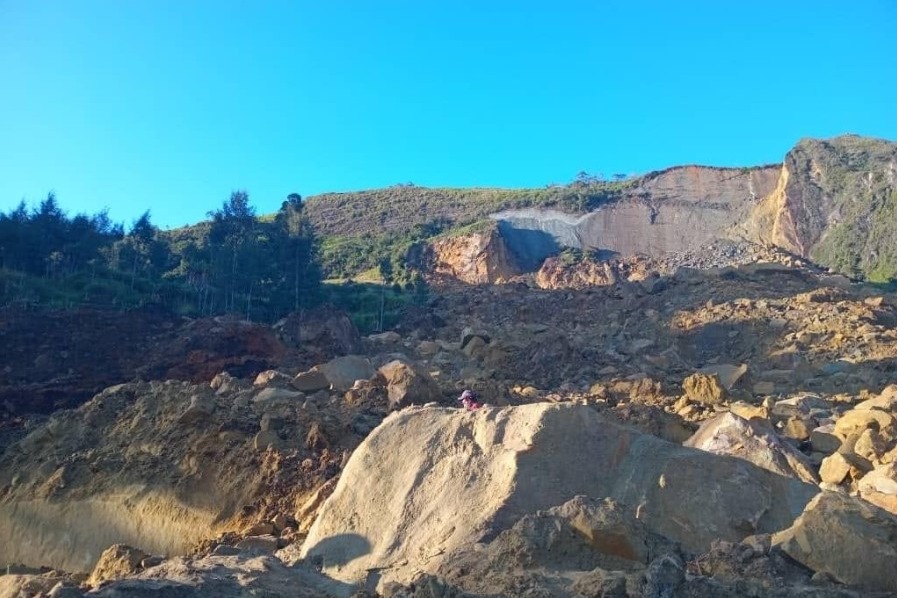 Over 300 people buried after huge landslide hits Papua New Guinea