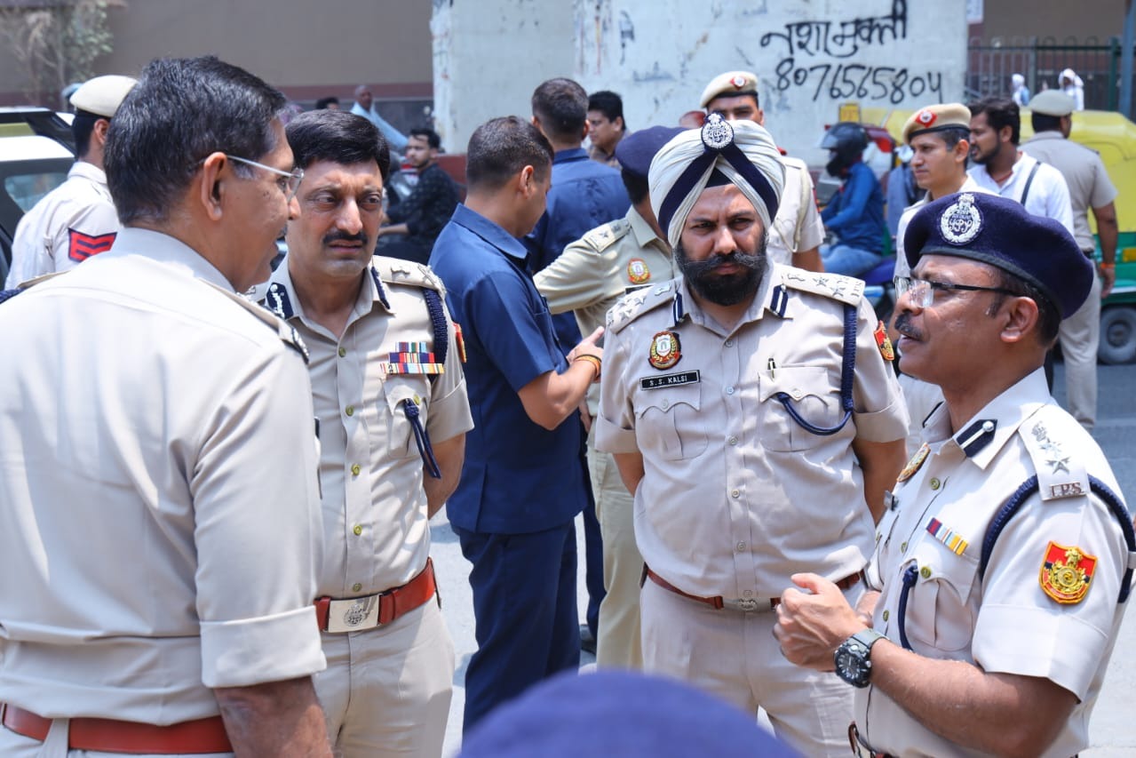 Delhi Police chief reviews security amid heavy deployment for
 peaceful polling day