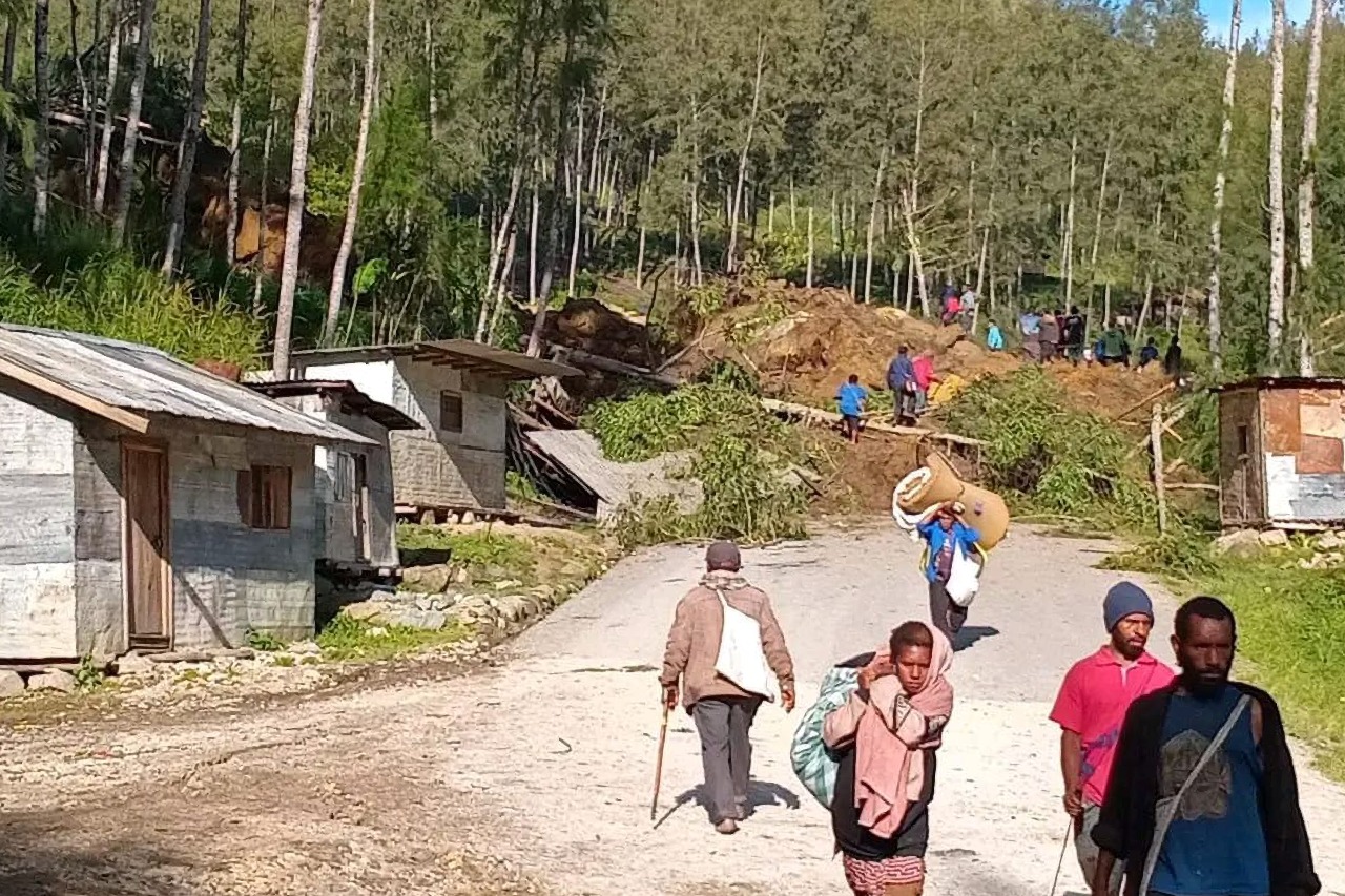 6 bodies retrieved in Papua New Guinea as thousands feared buried