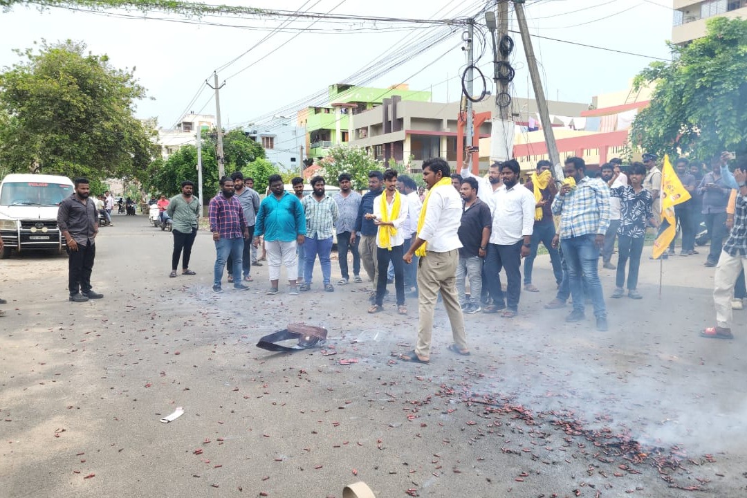 Houses of two YSRCP leaders attacked, Jagan seeks Governor's intervention