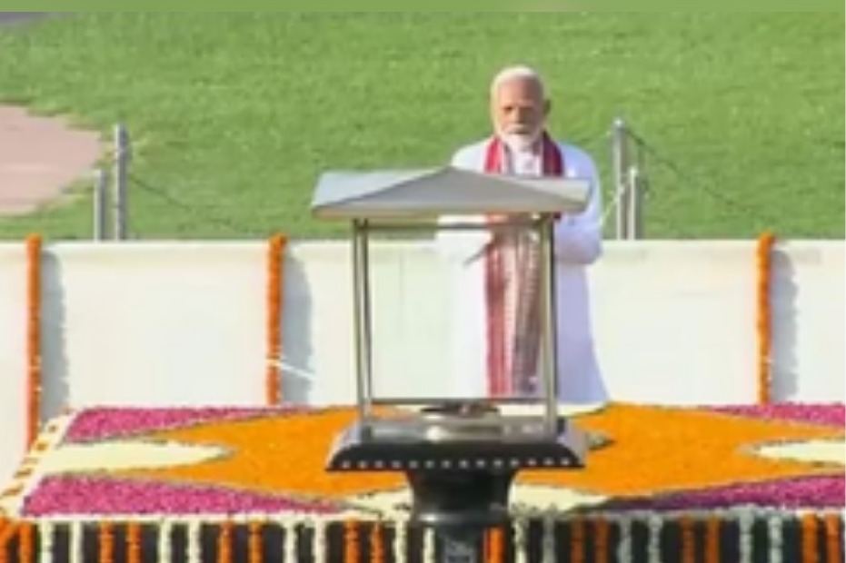 PM Modi pays homage to Mahatma Gandhi at Rajghat ahead of swearing-in today