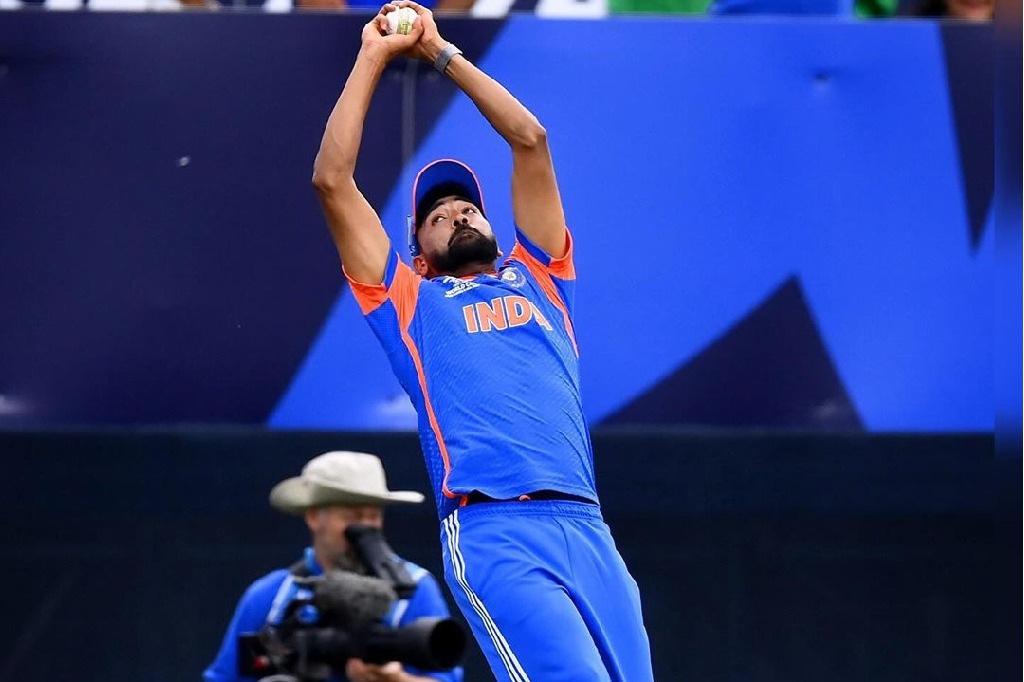 T20 World Cup: Siraj gets 'Fielder of the Match' medal from Yuvraj after India beat USA