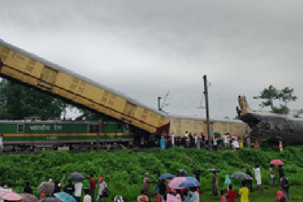 Kanchanjungha Express hit by goods train in Bengal