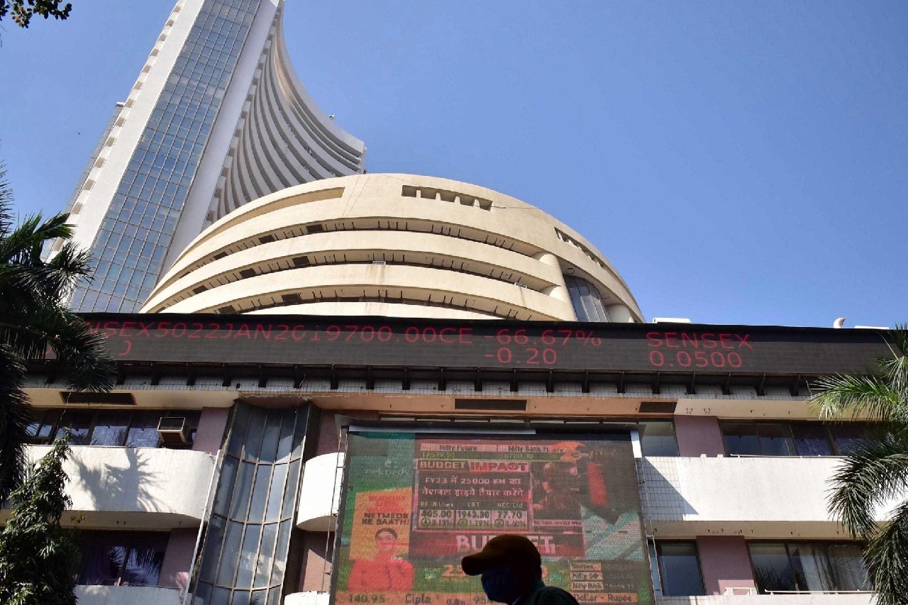 Sensex trades flat amid selling in midcap stocks