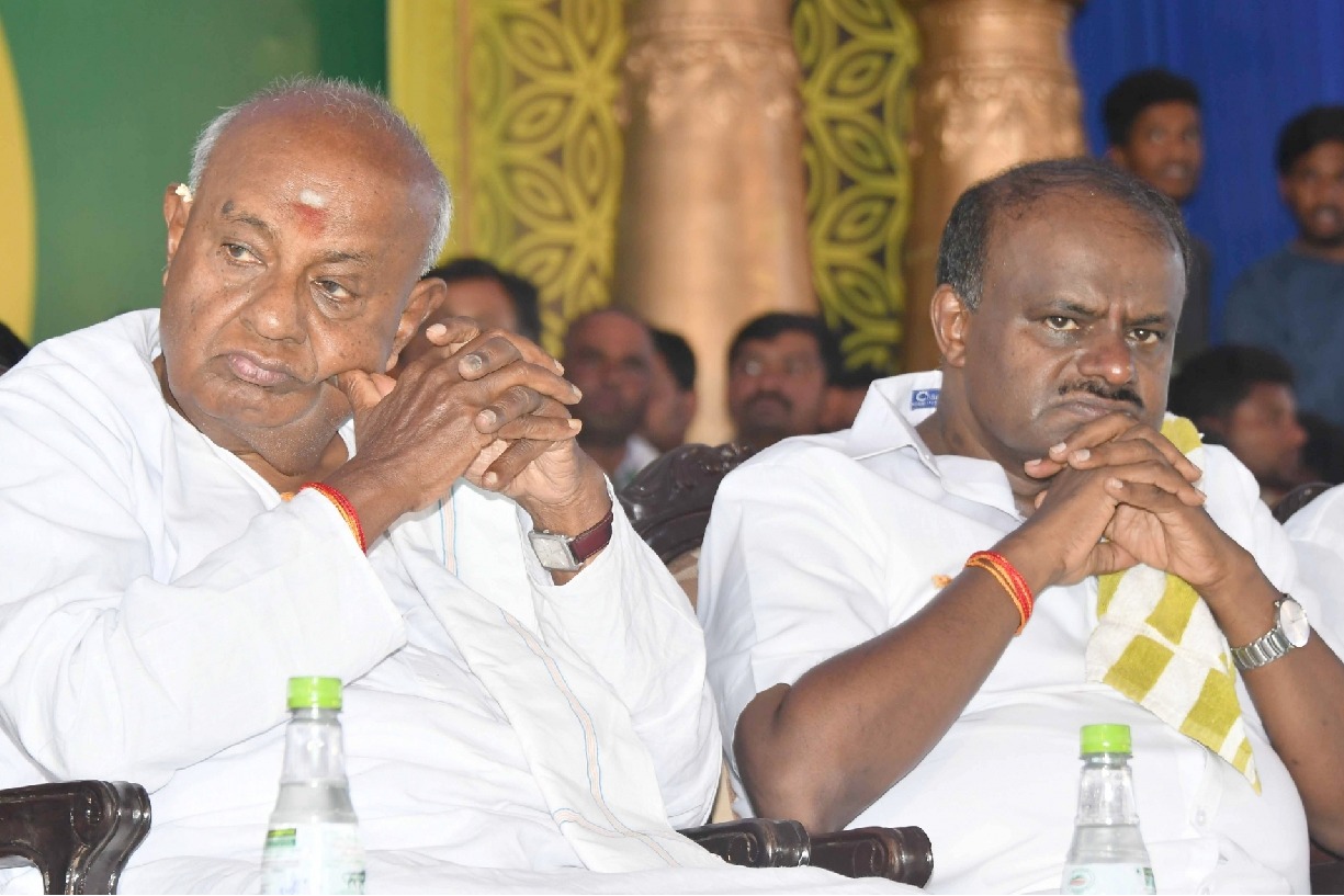 K'taka govt drops Deve Gowda, Kumaraswamy from Kempe Gowda Jayanthi invitation; stirs row